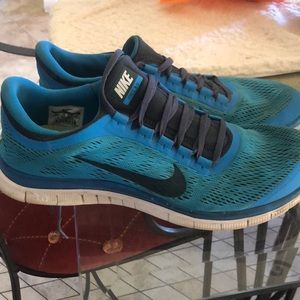 Nice Nike Men’s Tenni shoes slightly worn on front toes.  Blue